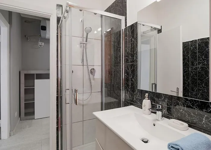 - Lucky - 2 Bedrooms & Comfort